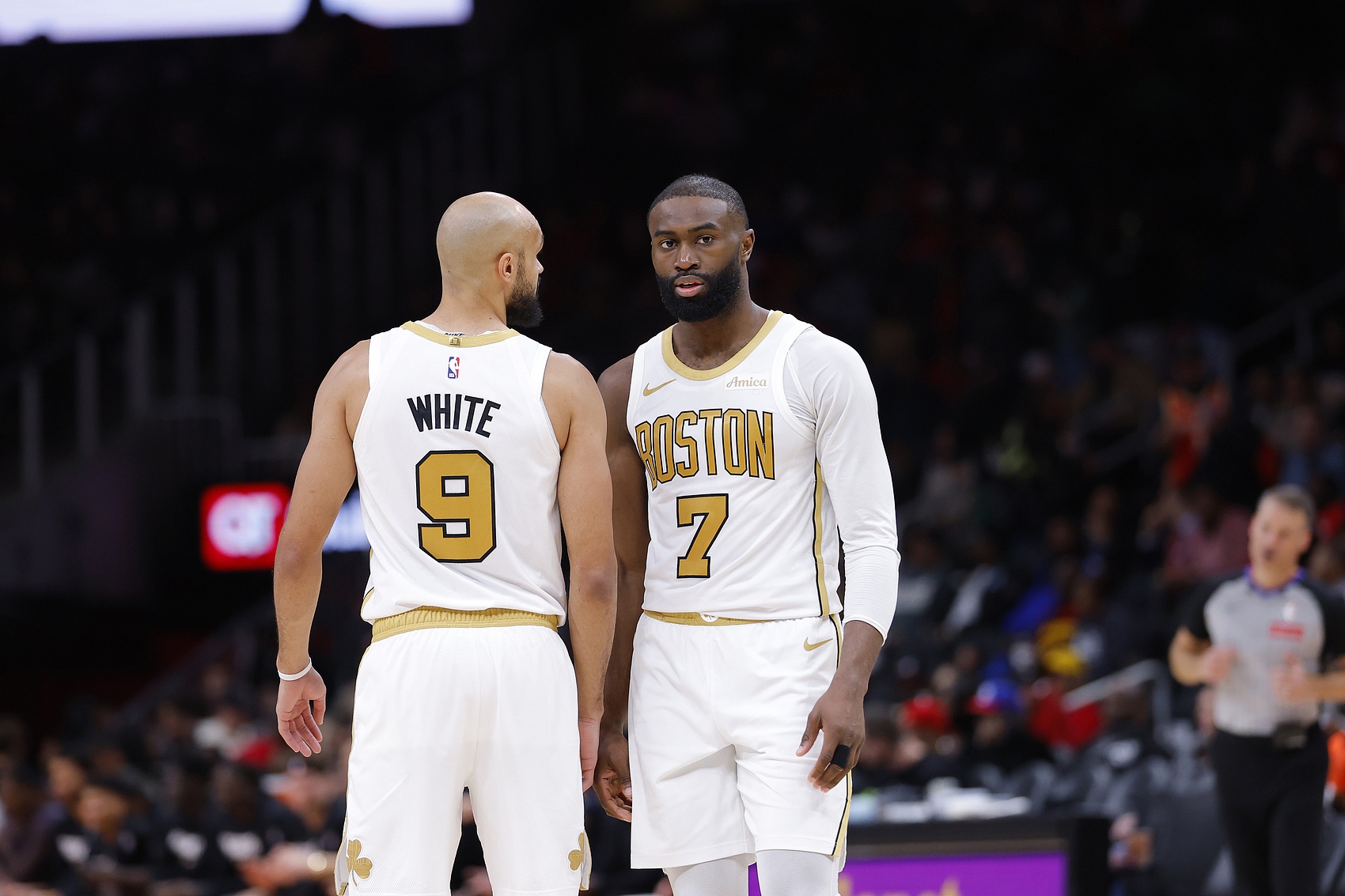 乐鱼中国体育-德里克·怀特：杰伦·布朗吃的第一个T没得说 但第二个T太扯了