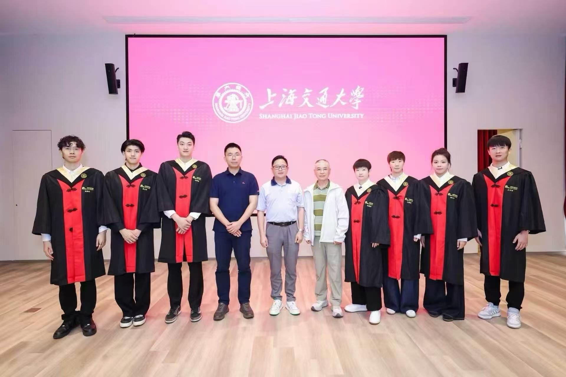乐鱼体育-恭喜！孙颖莎王曼昱上海交大毕业照曝光：9月同进清华大学读研